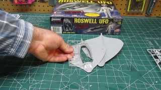 Lindberg 1/48 Roswell UFO with Alien Figure Model Kit # 91005 Open Box Review